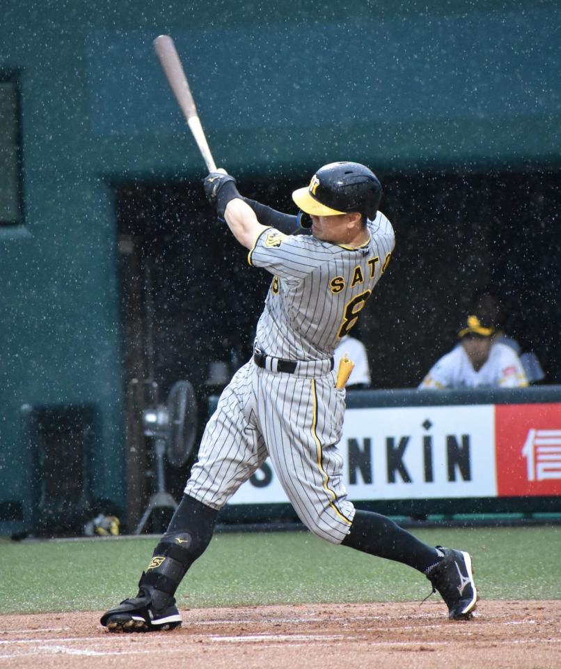 　１回、右線への適時二塁打を放った佐藤輝