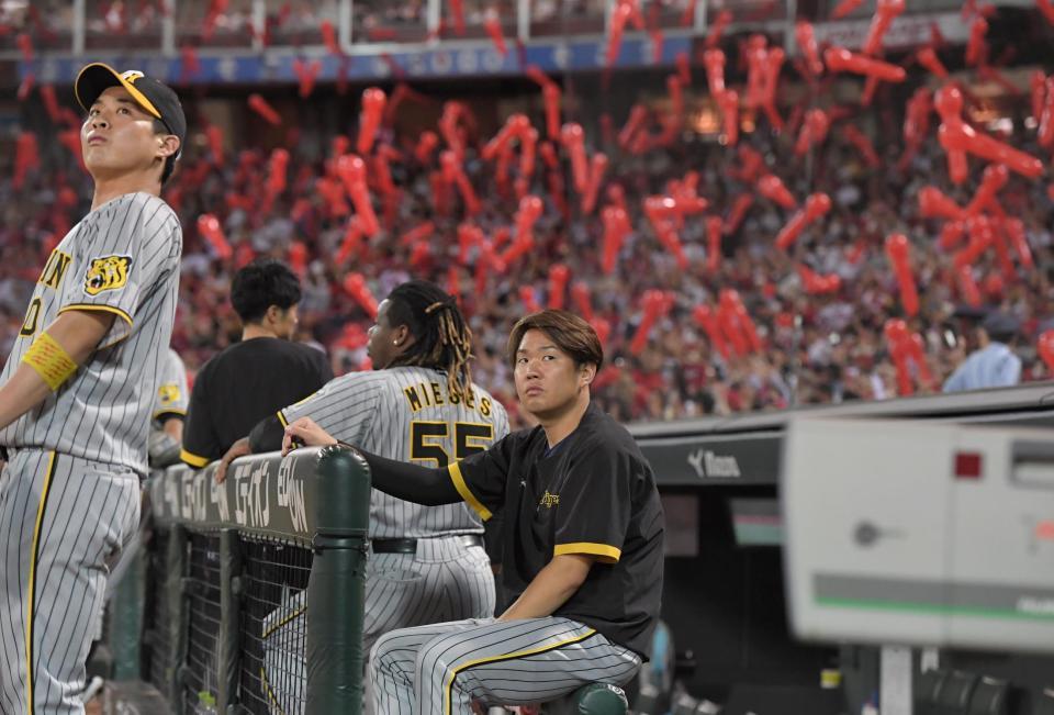 　７回、カープファンが飛ばすジェット風船を見つめる西勇（中央）と木浪（撮影・高部洋祐）