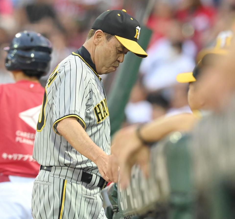 　４回表終了後、西勇の交代を告げベンチに戻る岡田監督（撮影・高部洋祐）