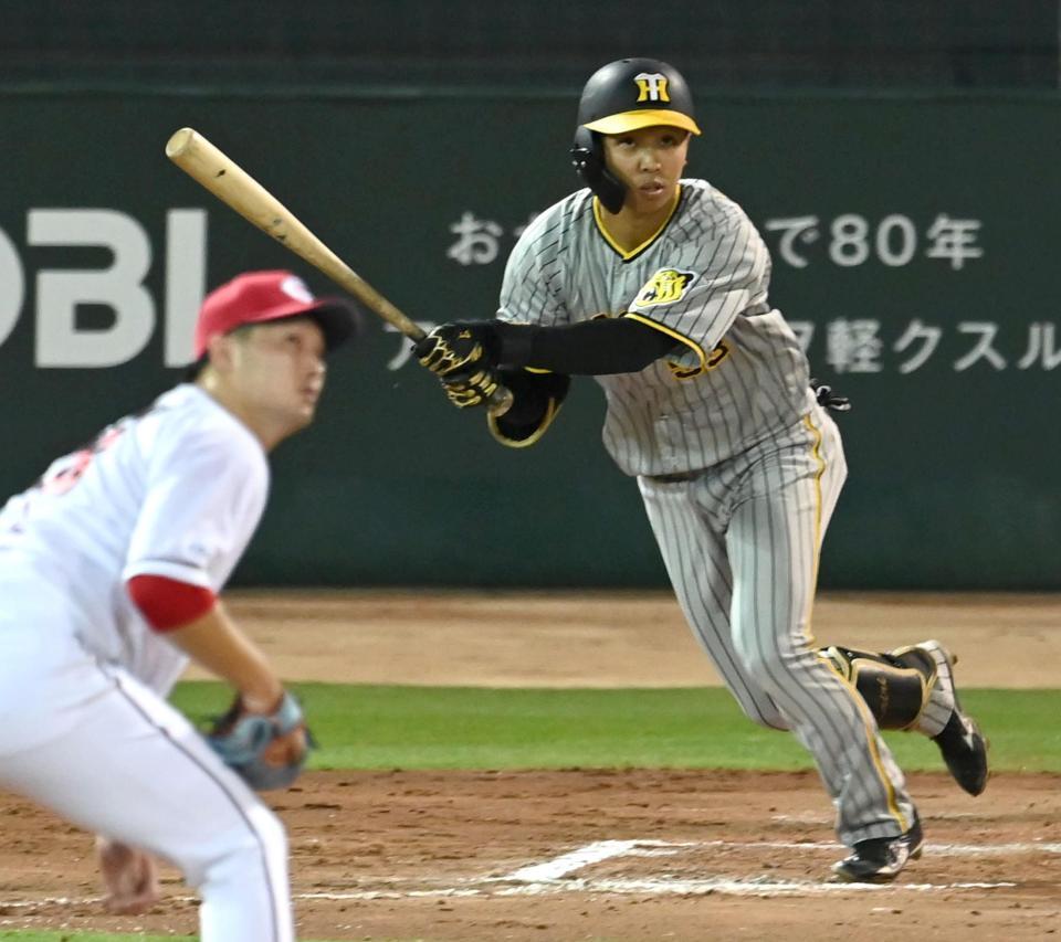 　７回、中前打を放つ島田（撮影・飯室逸平）