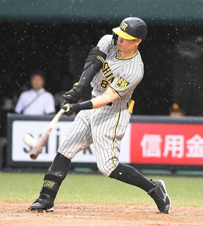 　２回、右越えに３ランを放つ佐藤輝