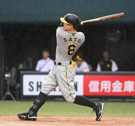 　１回、先制の適時二塁打を放つ佐藤輝