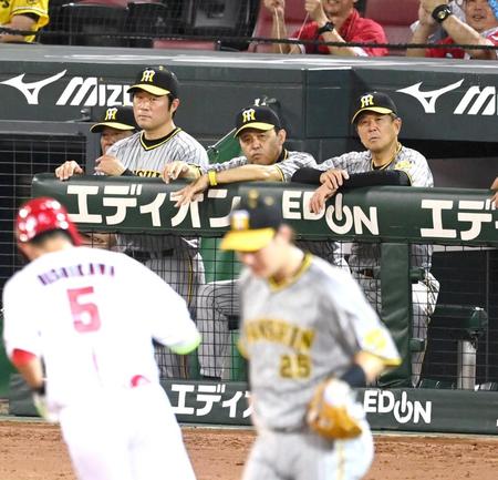 　７回、西川（５）の３ランにベンチで険しい表情の岡田監督（撮影・飯室逸平）