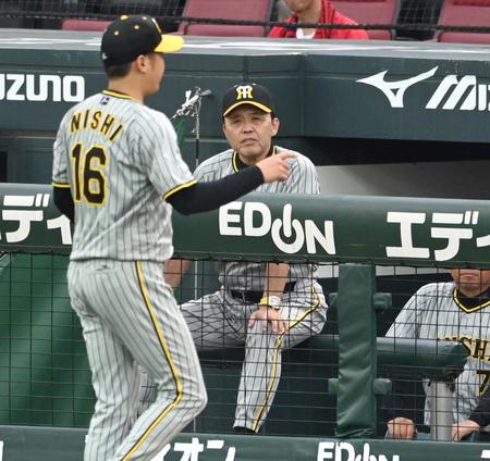 　ベンチで厳しい表情の岡田監督（撮影・飯室逸平）