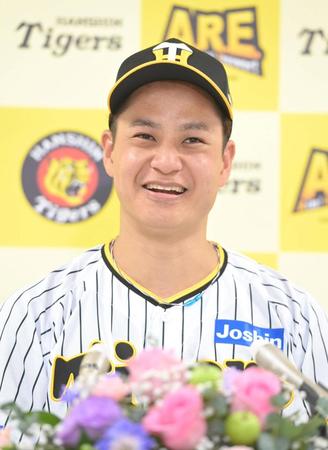 　オールスター初出場を決め、会見する大竹（撮影・高部洋祐）