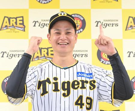 　監督推薦でオールスター初出場を決め、ポーズをとる大竹（撮影・高部洋祐）