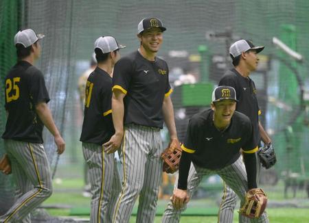 　１軍に合流し、笑顔でノックを受ける佐藤輝（中央）＝撮影・高部洋祐