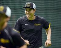 　１軍に合流し、ウォーミングアップをする佐藤輝（撮影・田中太一）