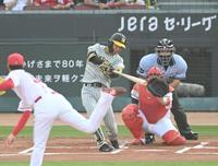 　１回、先制ソロを放つ島田（撮影・飯室逸平）