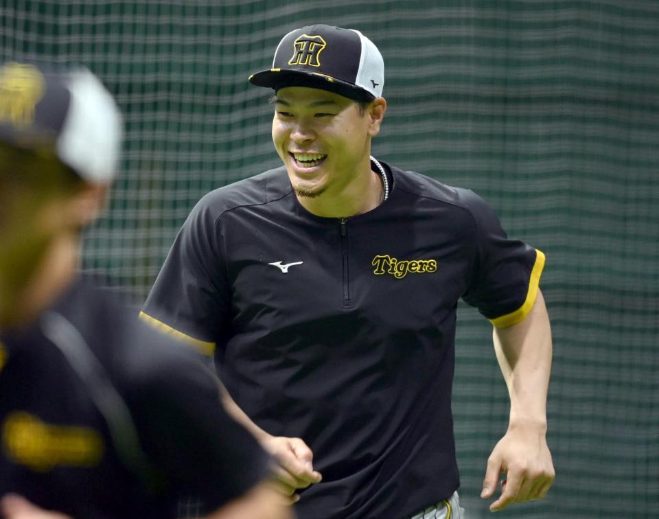 　１軍に合流し、ウォーミングアップをする佐藤輝（撮影・田中太一）