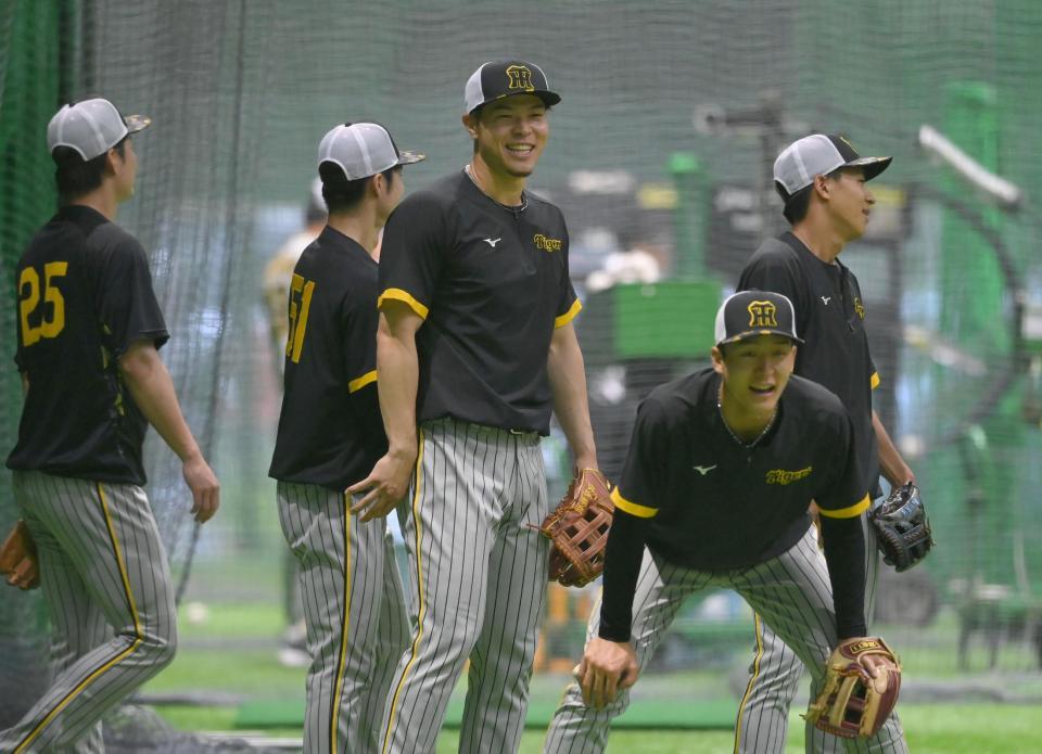 　１軍に合流し、笑顔でノックを受ける佐藤輝（中央）＝撮影・高部洋祐