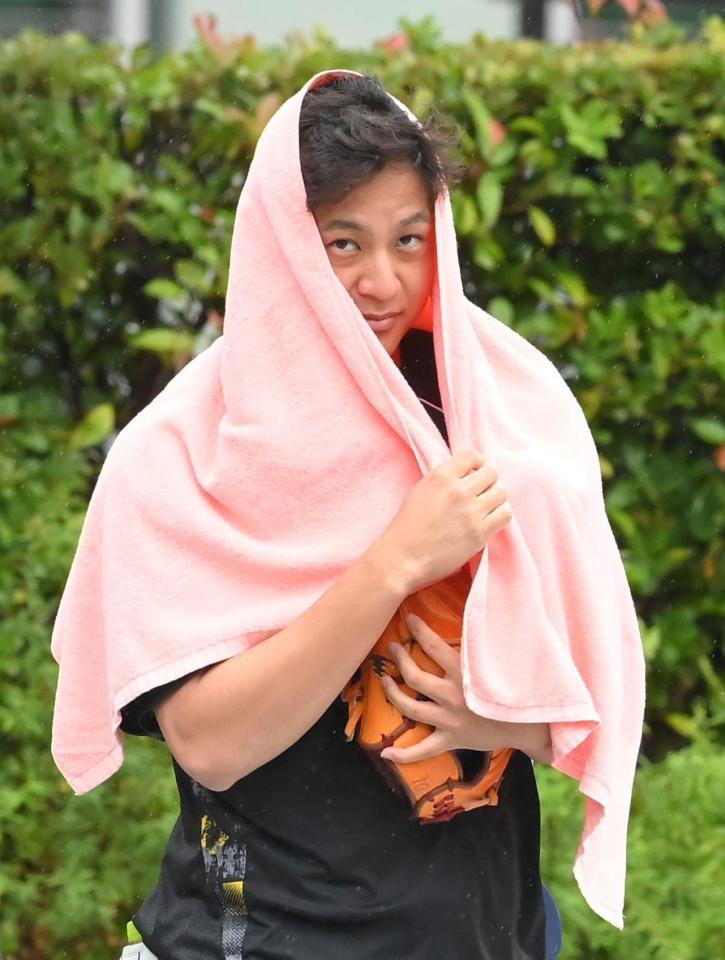 　試合前、雨を避けながら室内練習場へ向かう大竹（撮影・高部洋祐）