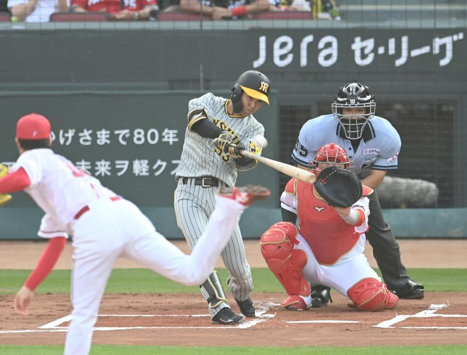 　１回、先制ソロを放つ島田（撮影・飯室逸平）