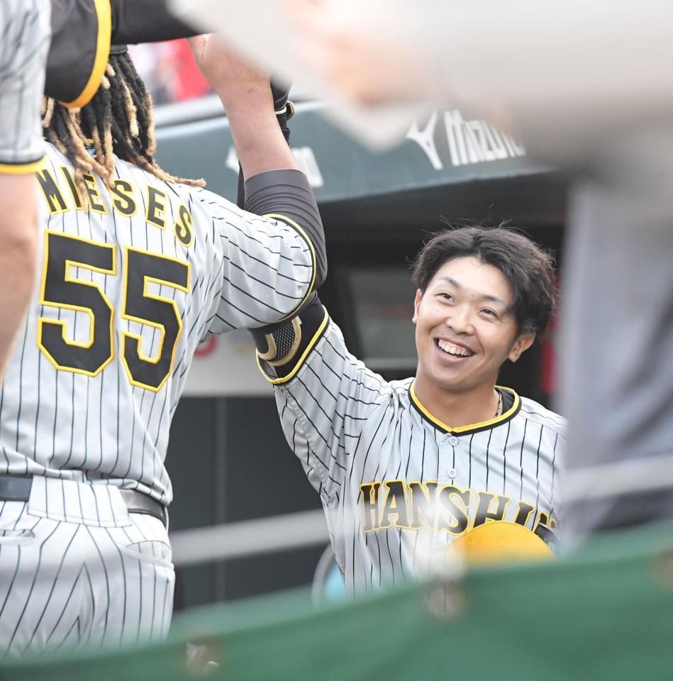 　１回、先制ソロを放ち、ナインに「サイレントトリートメント」されるも、その後祝福される島田（撮影・高部洋祐）