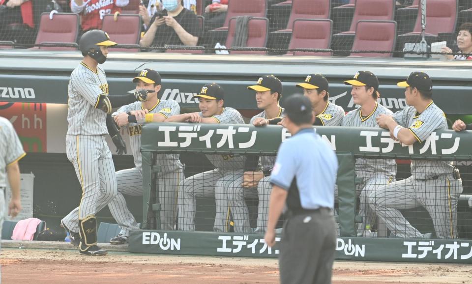 　１回、プロ初アーチの島田をサイレントトリートメントで祝福する！？阪神ナイン（撮影・飯室逸平）