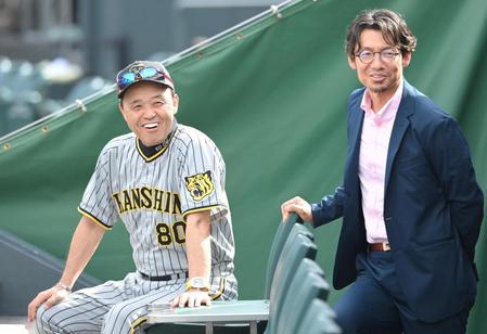 　試合前、鳥谷氏（右）と談笑する岡田監督（撮影・高部洋祐）