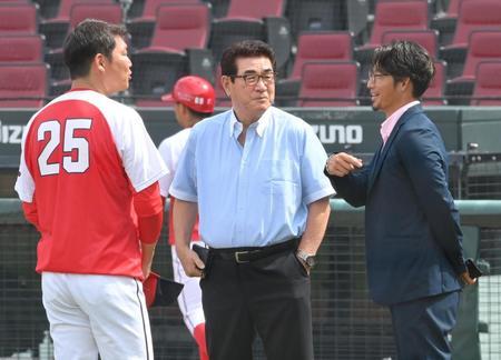 　試合前、新井監督（左）、鳥谷氏（右）と談笑する山本氏（撮影・高部洋祐）