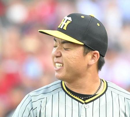 　小園に先制２ランを許した２回を投げ終え、悔しそうにベンチに戻る村上（撮影・高部洋祐）