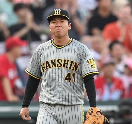 　２回、小園に先制２ランを許し、顔をしかめる村上（撮影・田中太一）