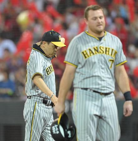 　７回、本塁タッチアウトとなったノイジー（右）と、選手交代を告げベンチに戻る岡田監督（撮影・高部洋祐）