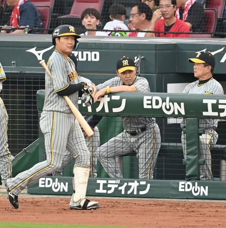 　４回、見逃し三振に倒れベンチへ戻る大山（左）と岡田監督（中央）＝撮影・飯室逸平