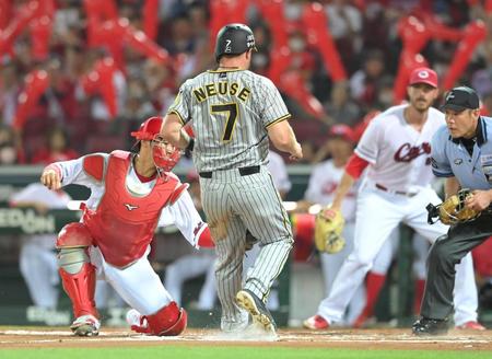 　７回、渡辺諒の安打で本塁を突くも、憤死するノイジー（中央）＝撮影・高部洋祐