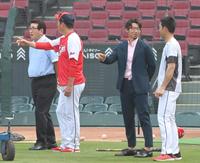 　試合前、談笑する（左から）山本氏、新井監督、鳥谷氏、秋山（撮影・高部洋祐）