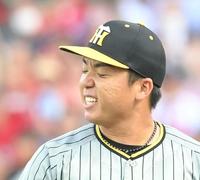 　小園に先制２ランを許した２回を投げ終え、悔しそうにベンチに戻る村上（撮影・高部洋祐）