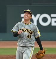 　３回、追加点を許し、悔しがる村上（撮影・飯室逸平）