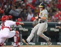 　７回、渡辺諒の安打で本塁を狙うも、余裕でアウトとなるノイジー（撮影・田中太一）