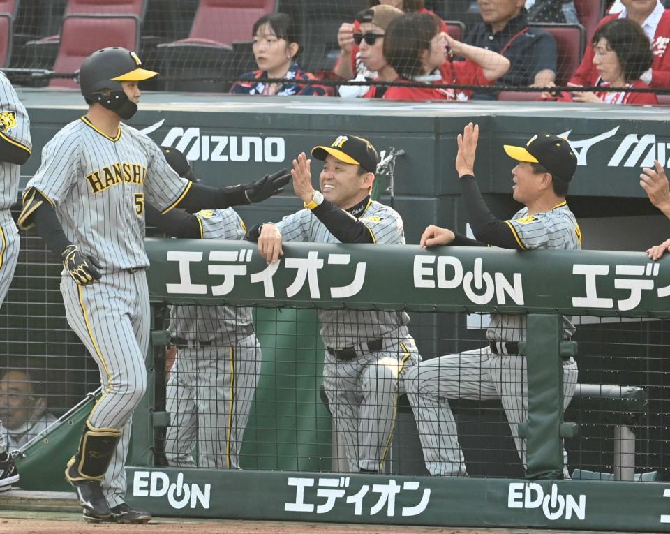 　１回、先頭打者アーチを放った島田を笑顔で迎える岡田監督（中央）ら＝撮影・飯室逸平