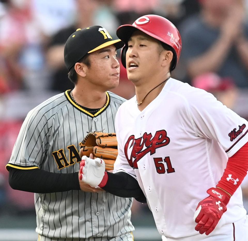 　２回、小園に先制２ランを許す村上（撮影・田中太一）