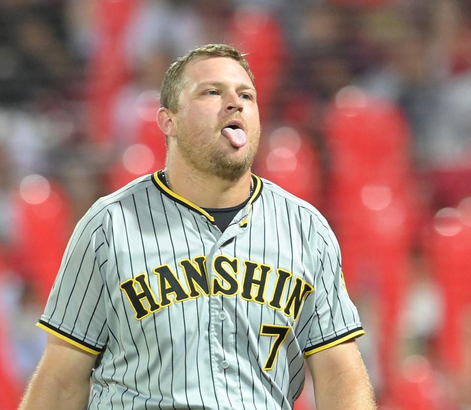 　７回、渡辺諒の安打で本塁を突くも憤死し、悔しがるノイジー（撮影・高部洋祐）