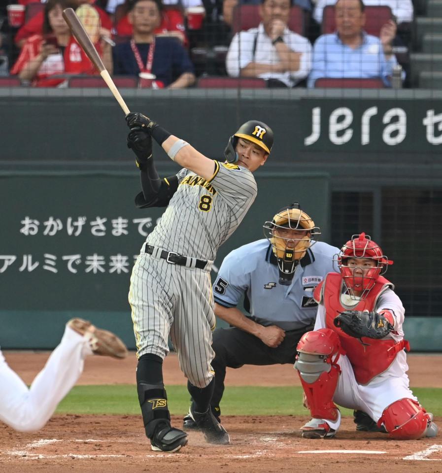 　４回、右前打を放つ佐藤輝（撮影・飯室逸平）