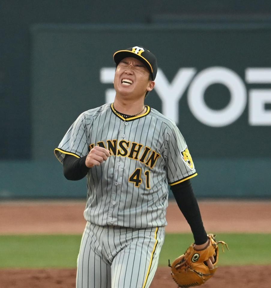 　３回、追加点を許し、悔しがる村上（撮影・飯室逸平）