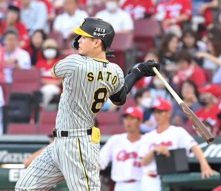 　４回、右前打を放つ佐藤輝（撮影・高部洋祐）