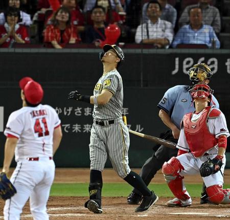 　９回、佐藤輝が二飛に倒れ、ゲームセット（撮影・飯室逸平）