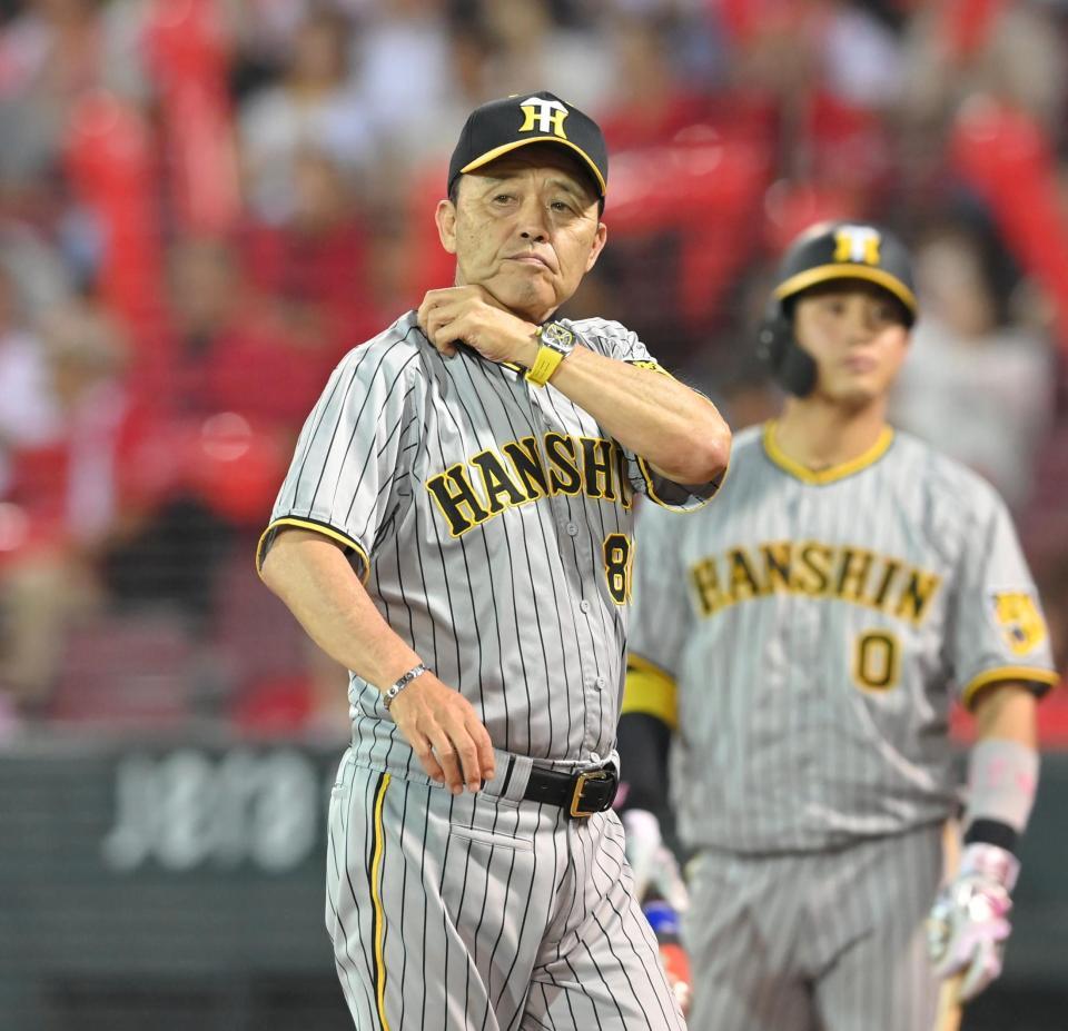 　７回、坂本の代打に渡辺諒を送り、ベンチに戻る岡田監督（撮影・高部洋祐）