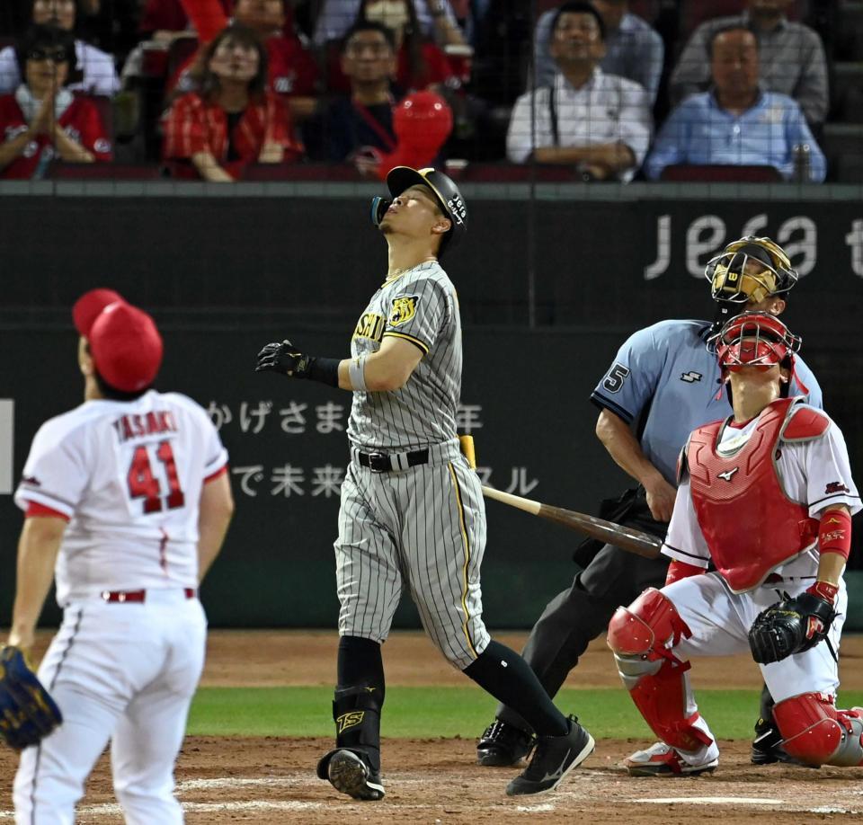 　９回、佐藤輝が二飛に倒れ、ゲームセット（撮影・飯室逸平）