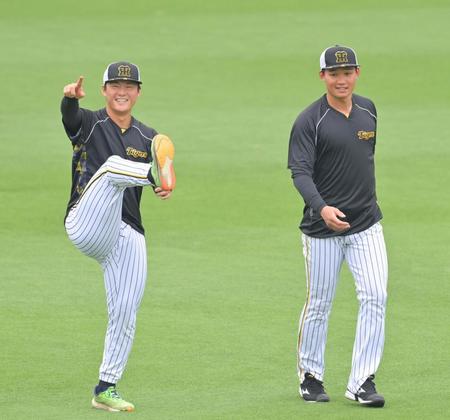 　前川（左）とウオーミングアップをする森下（撮影・立川洋一郎）