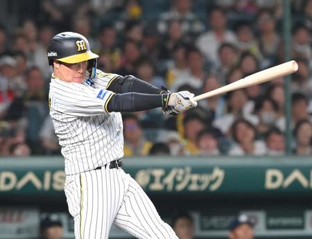 　６回、同点の適時二塁打を放つ大山（撮影・高部洋祐）