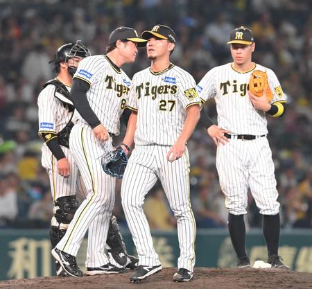 　７回途中、マウンドを降りる伊藤将（中央）＝撮影・高部洋祐