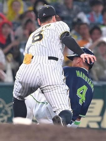 　８回、森下の送球を受け、丸山和（奥）にタッチする佐藤輝（撮影・高部洋祐）