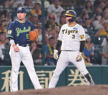 　６回、ミエセスの外野フライで三塁を狙った大山だがアウトとなった（撮影・高部洋祐）