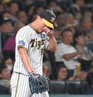　７回、川端に勝ち越し打を許し、汗をぬぐう伊藤将（撮影・高部洋祐）