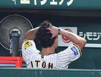 　７回、勝ち越しの２点適時打を浴びて降板した伊藤将はベンチで頭を抱える（撮影・中田匡峻）