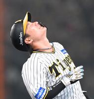 　９回、併殺に倒れ悔しがる渡辺諒（撮影・高部洋祐）