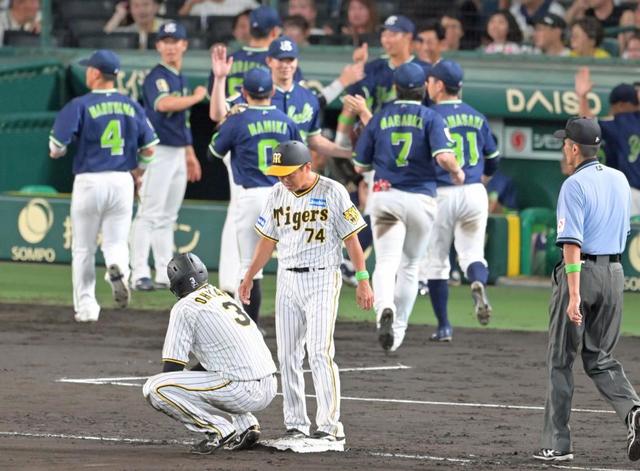 【写真】走塁ミスの大山と「三塁コーチャー」　顔見合わせてる場合か