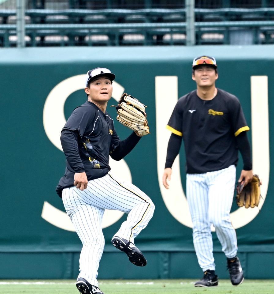 　前川（右奥）と外野ノックを受ける森下