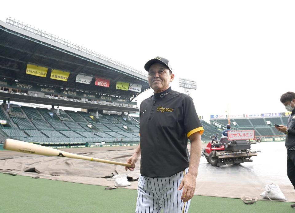 　グラウンドの状態を確認する岡田監督（撮影・飯室逸平）